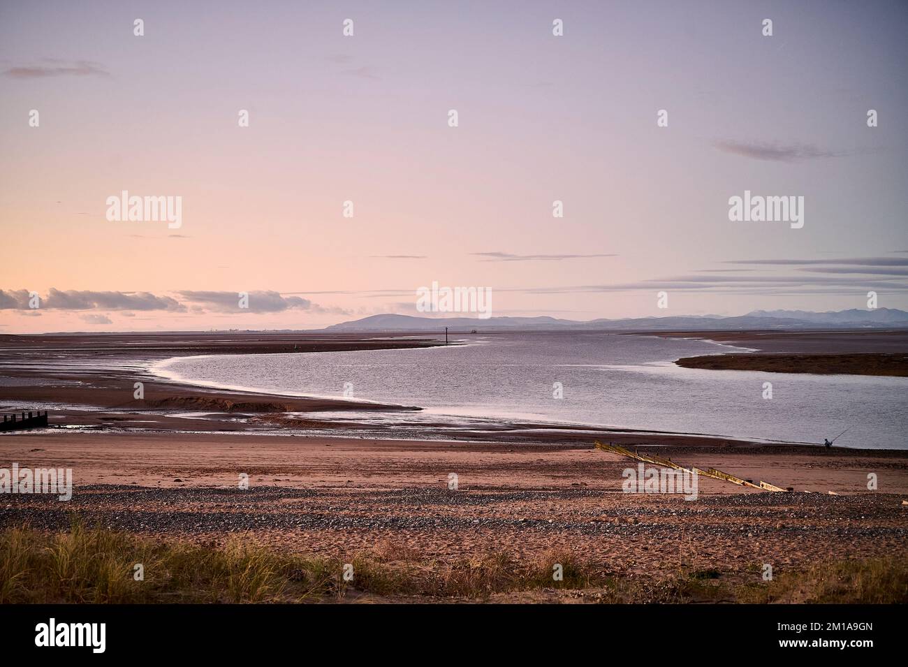Canale del fiume Wyre a Fleetwood con le campane di lakeland sullo sfondo Foto Stock