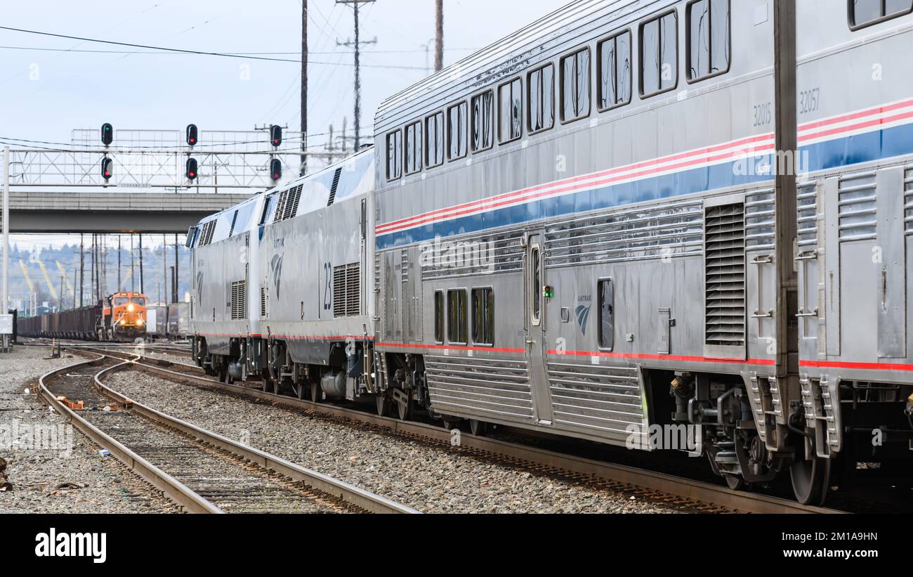 Seattle - 3 aprile 2022; treno passeggeri Amtrak che si avvicina al treno merci BNSF a Seattle Foto Stock