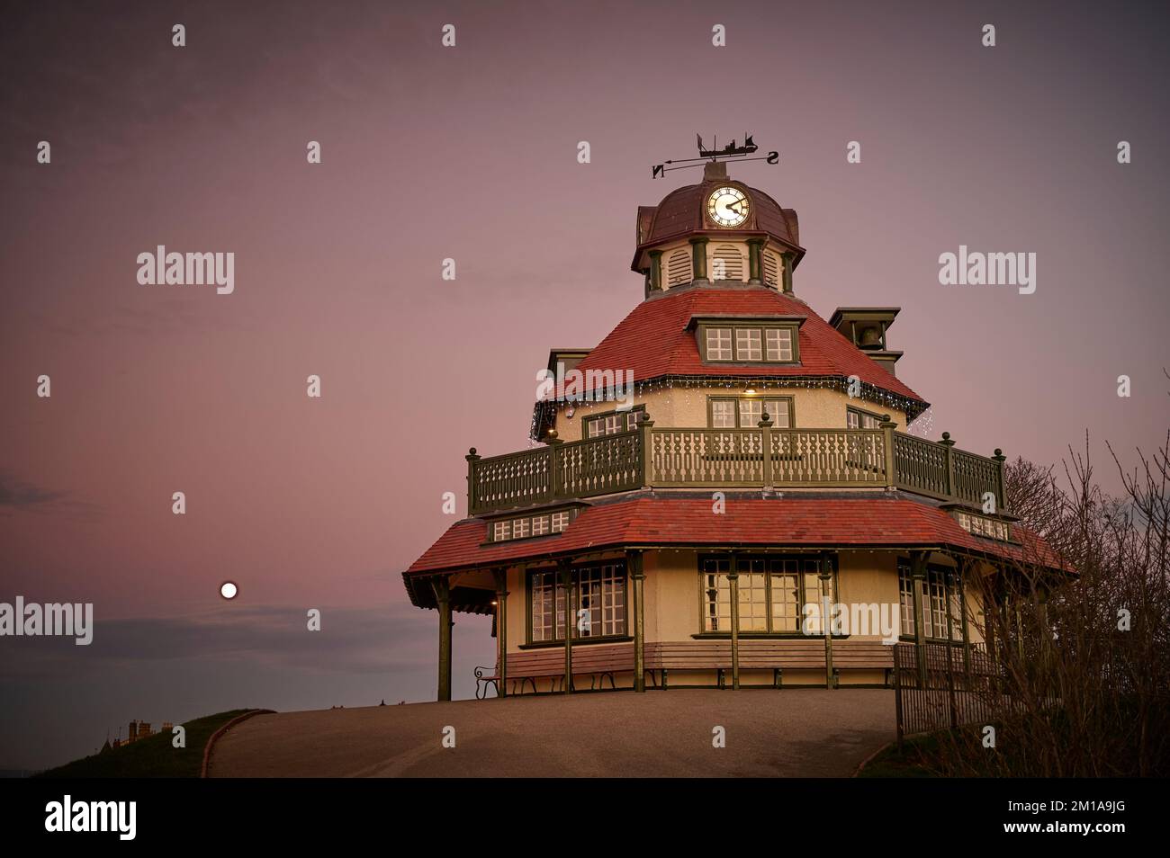 Fleetwood Mount Pavillion durante la luna piena in inverno Foto Stock