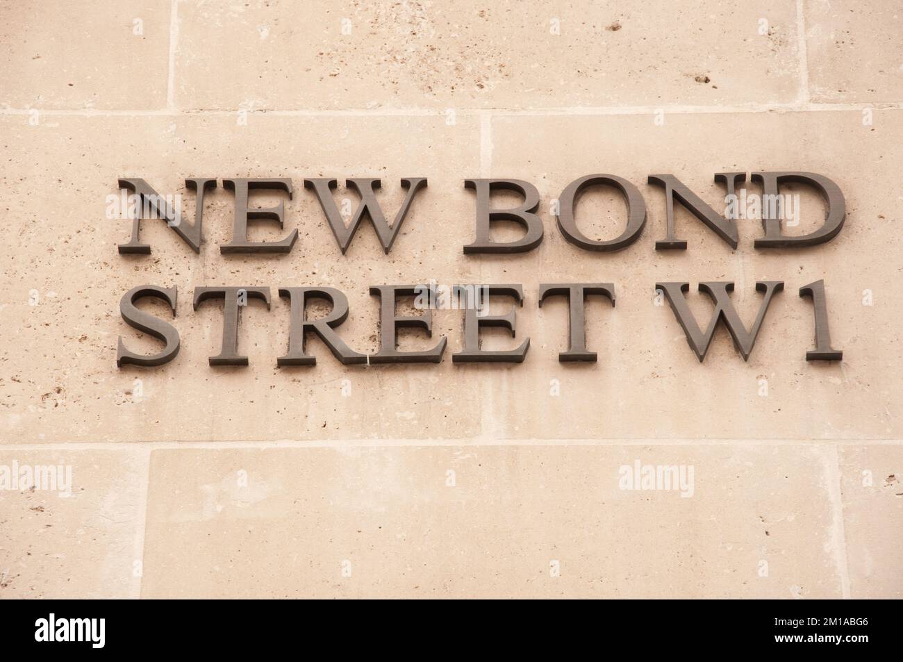 Indicazioni per New Bond Street, Mayfair, Londra, Regno Unito - la zona commerciale più costosa ed esclusiva di Londra, con molti negozi di design e famosi. Foto Stock