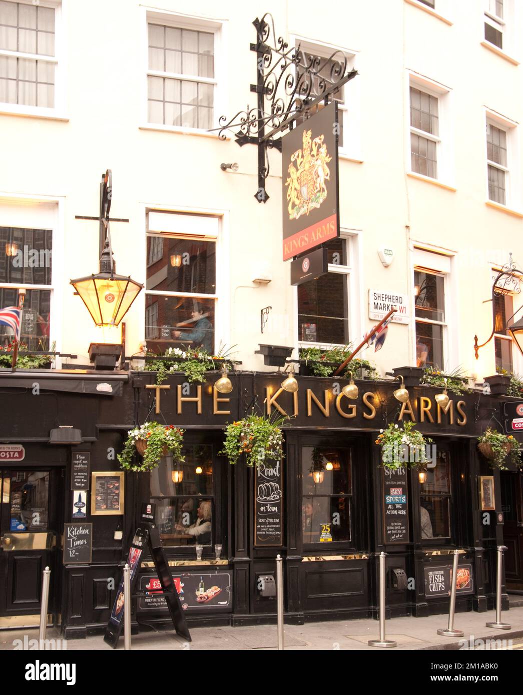 The Kings Arms Pub, Shepherd Market, Mayfair, Westminster, Londra, REGNO UNITO Foto Stock