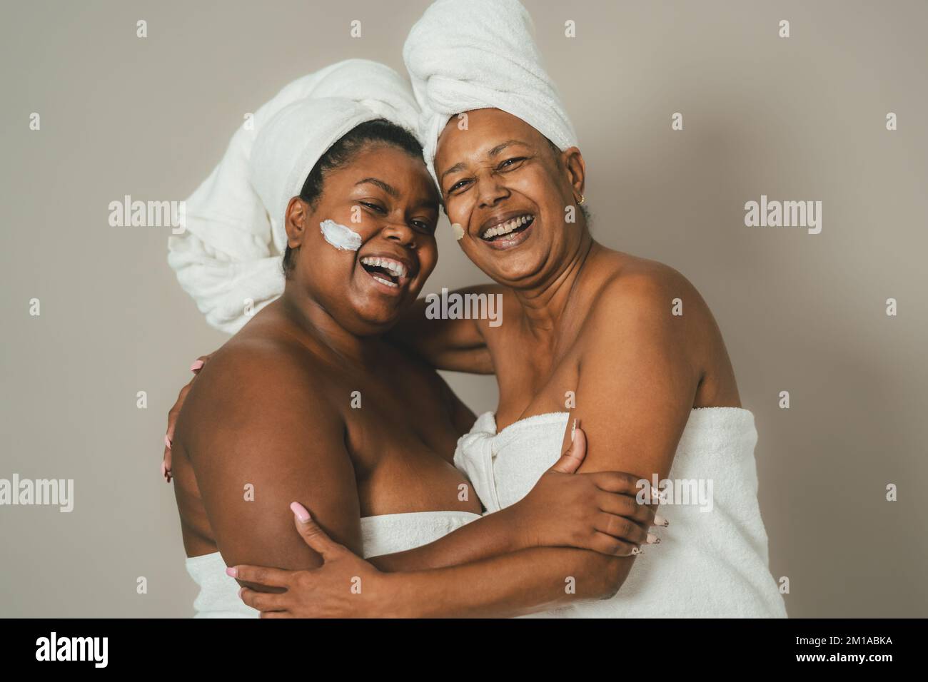Donne africane multigenerazionali felici che hanno cura della pelle spa giorno - persone benessere stile di vita concetto Foto Stock