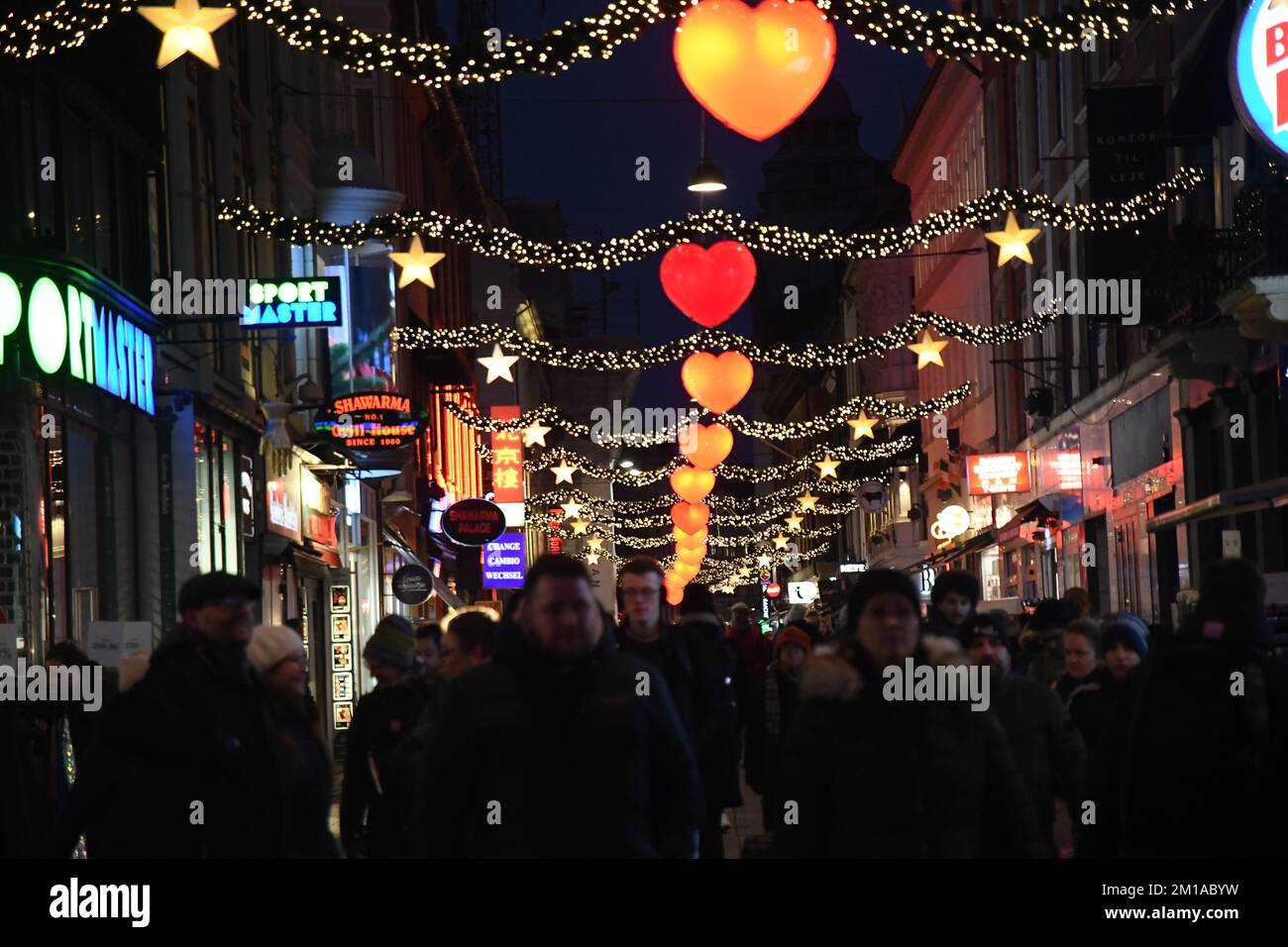 Copenhagen/Danimarca/11 Dicembre 2022/ gli amanti del Natale e i visitatori possono ammirare le luci di natale sullo stroeget e sul centro finanziario di Kobmagergade per la capitale danese. (Foto: Francis Dean/Dean Pictures) Foto Stock