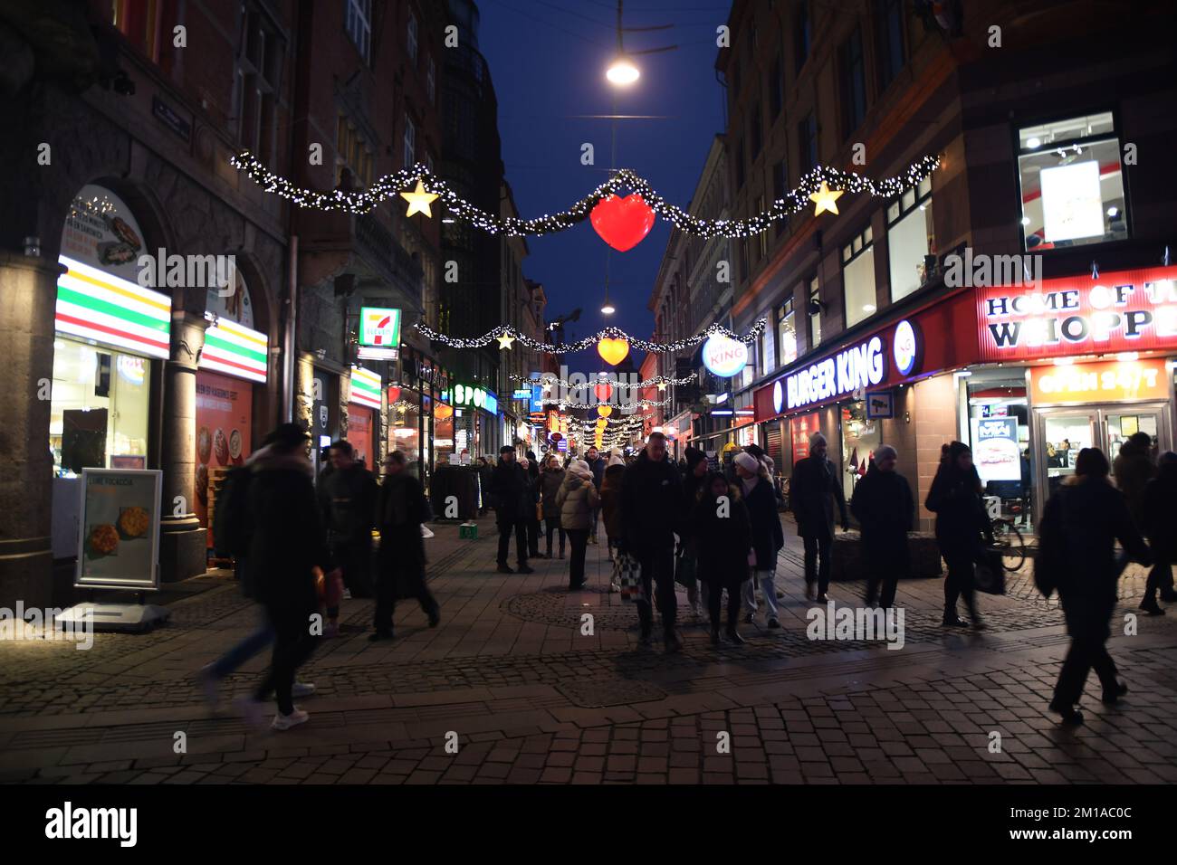 Copenhagen/Danimarca/11 Dicembre 2022/ gli amanti del Natale e i visitatori possono ammirare le luci di natale sullo stroeget e sul centro finanziario di Kobmagergade per la capitale danese. (Foto: Francis Dean/Dean Pictures) Foto Stock