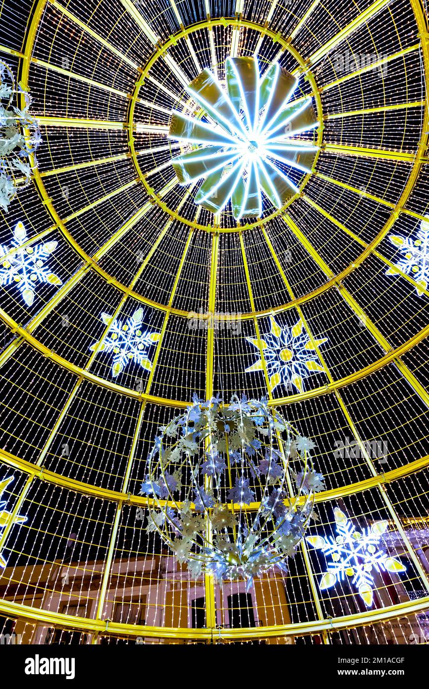 Nuovo Anno Albero luci di decorazione. I dettagli delle vacanze di Natale decorazioni. Vista dall'interno Foto Stock