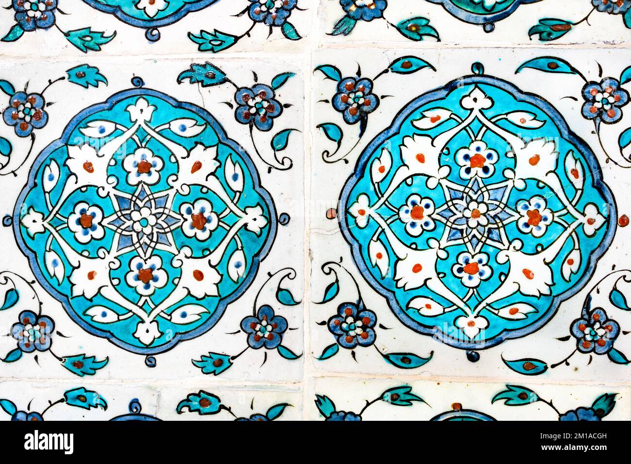 Piastrelle in ceramica fatte a mano del Palazzo Topkapi, del 16th ° secolo a Istanbul, Turchia. Foto Stock