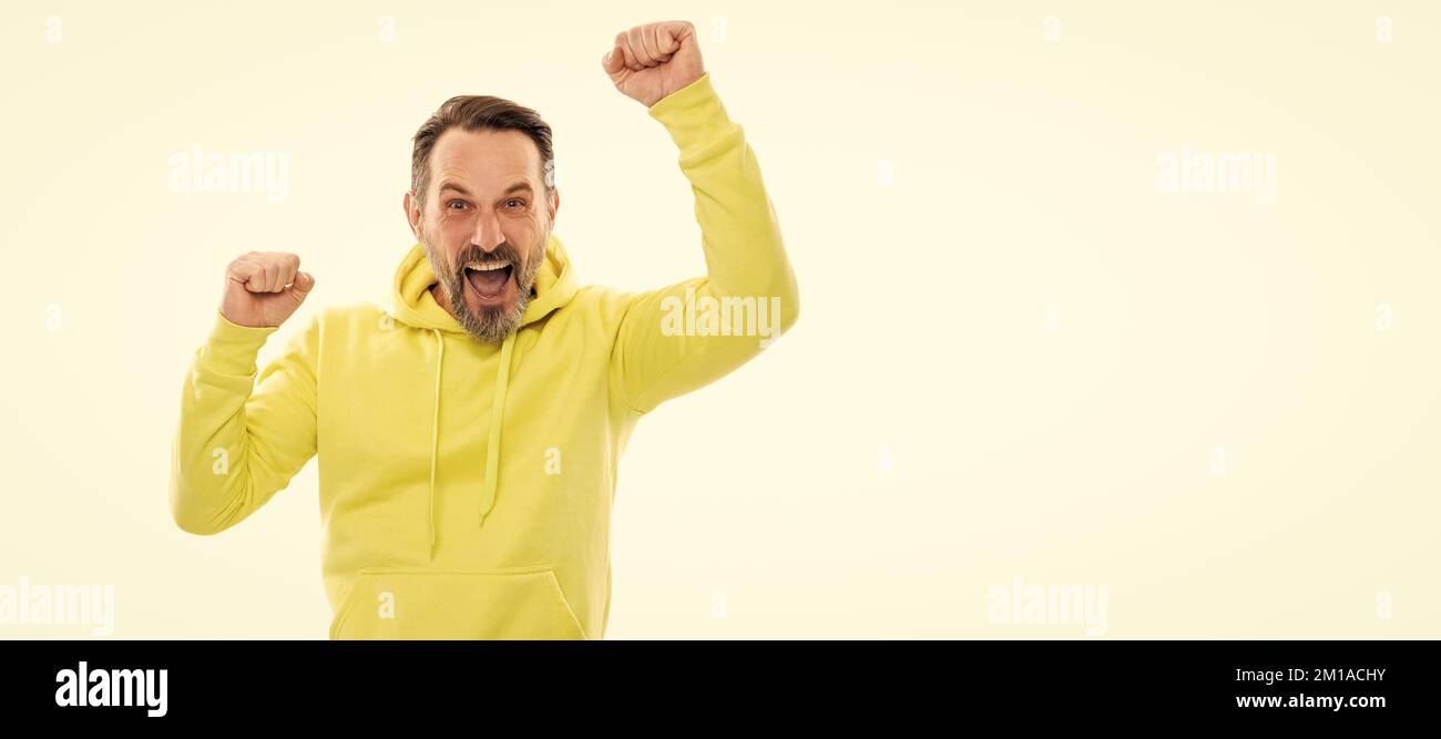 Ritratto del volto dell'uomo, banner con spazio di copia. Sono così felice. Emozioni umane. Uomo felice maturo con barba. Ragazzo anziano che celebra il successo. Foto Stock