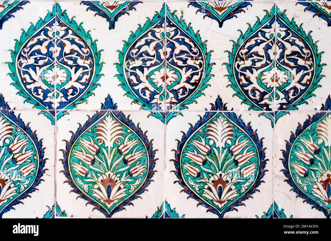 Piastrelle uniche fatte a mano del Palazzo Topkapi, dal 16th ° secolo a Istanbul, Turchia. Foto Stock