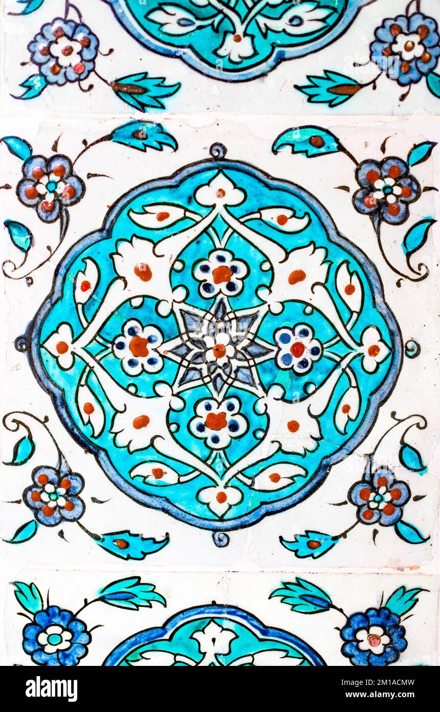 Piastrelle in ceramica fatte a mano del Palazzo Topkapi, del 16th ° secolo a Istanbul, Turchia. Foto Stock