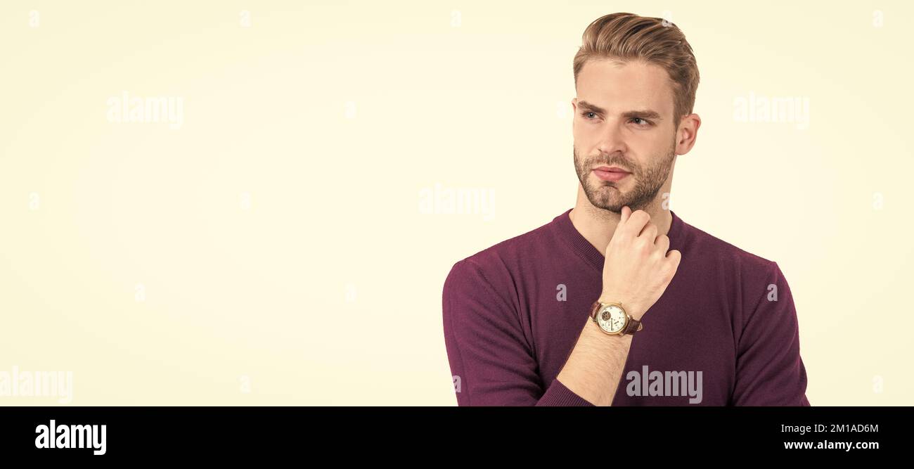 Bel ragazzo con i capelli non rasati viso look pensieroso in stile casual isolato su bianco, serio. Ritratto del volto uomo, banner con spazio per la copia. Foto Stock