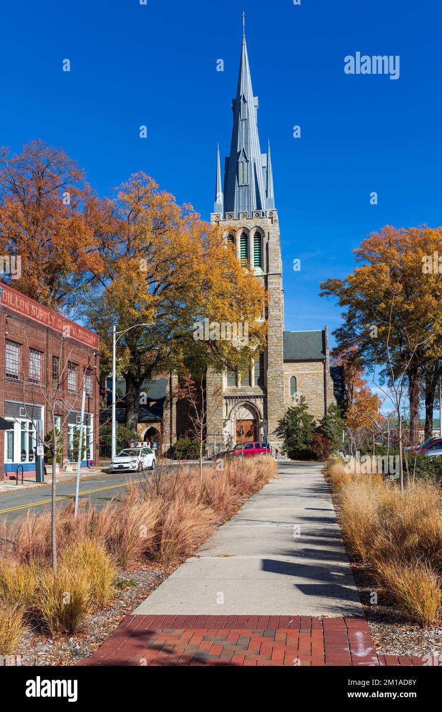 DURHAM, NC, USA-1 DICEMBRE 2022: Chiesa Metodista della Trinità in un giorno soleggiato di fine autunno. Immagine verticale. Foto Stock