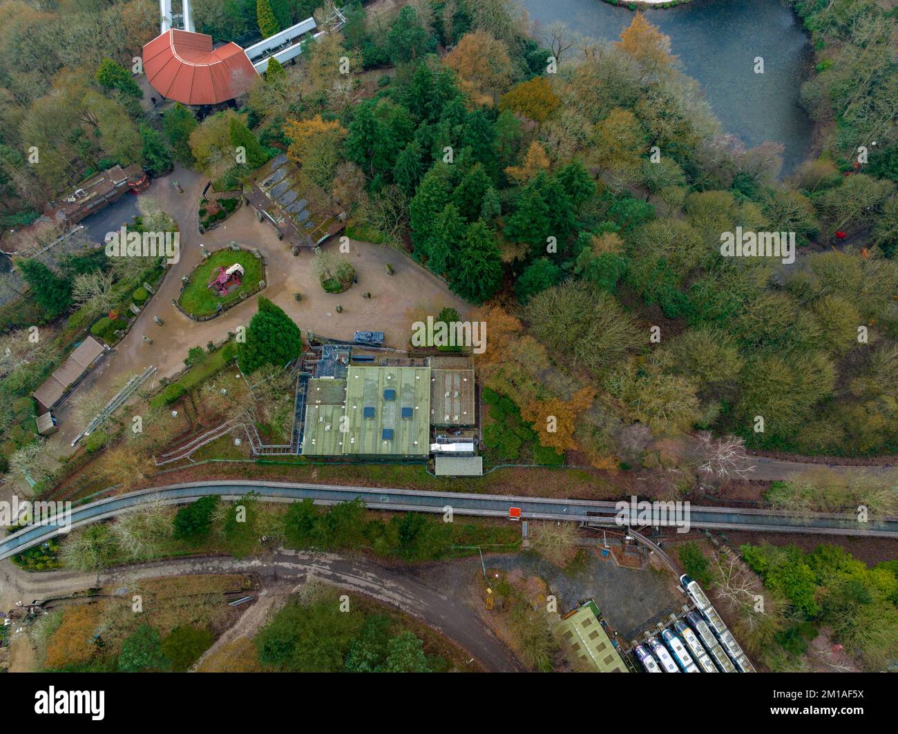 Drone aereo da The Air riprese di Nemesis Rollercoaster a Alton Towers in fase di rimozione 2022 , l'ultima sezione di traccia può essere visto rimosso Foto Stock