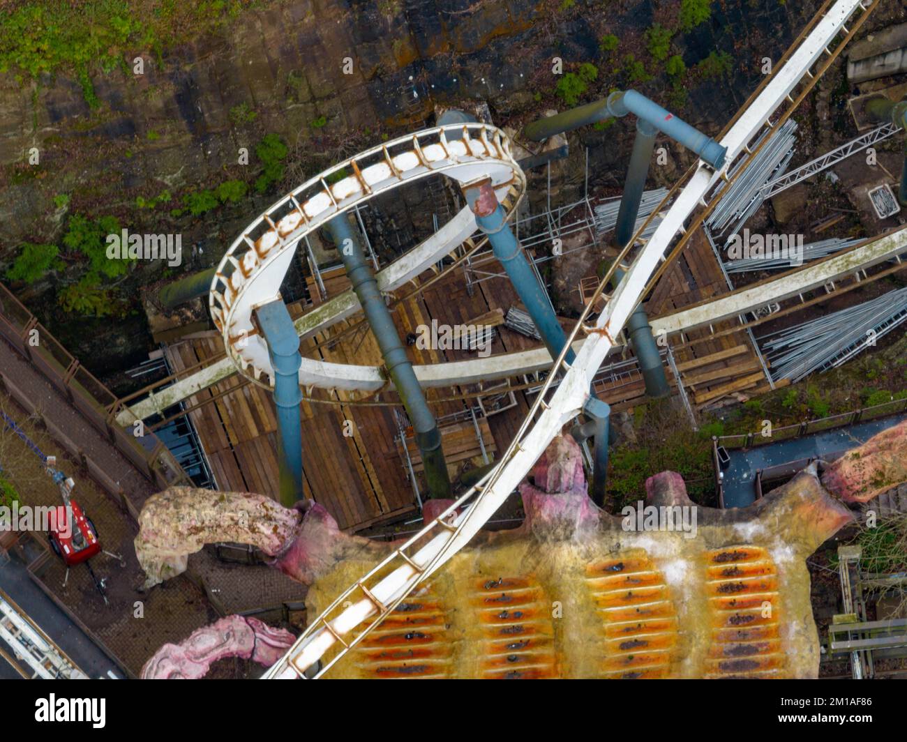 Drone aereo da The Air riprese di Nemesis Rollercoaster a Alton Towers in fase di rimozione 2022 , l'ultima sezione di traccia può essere visto rimosso Foto Stock