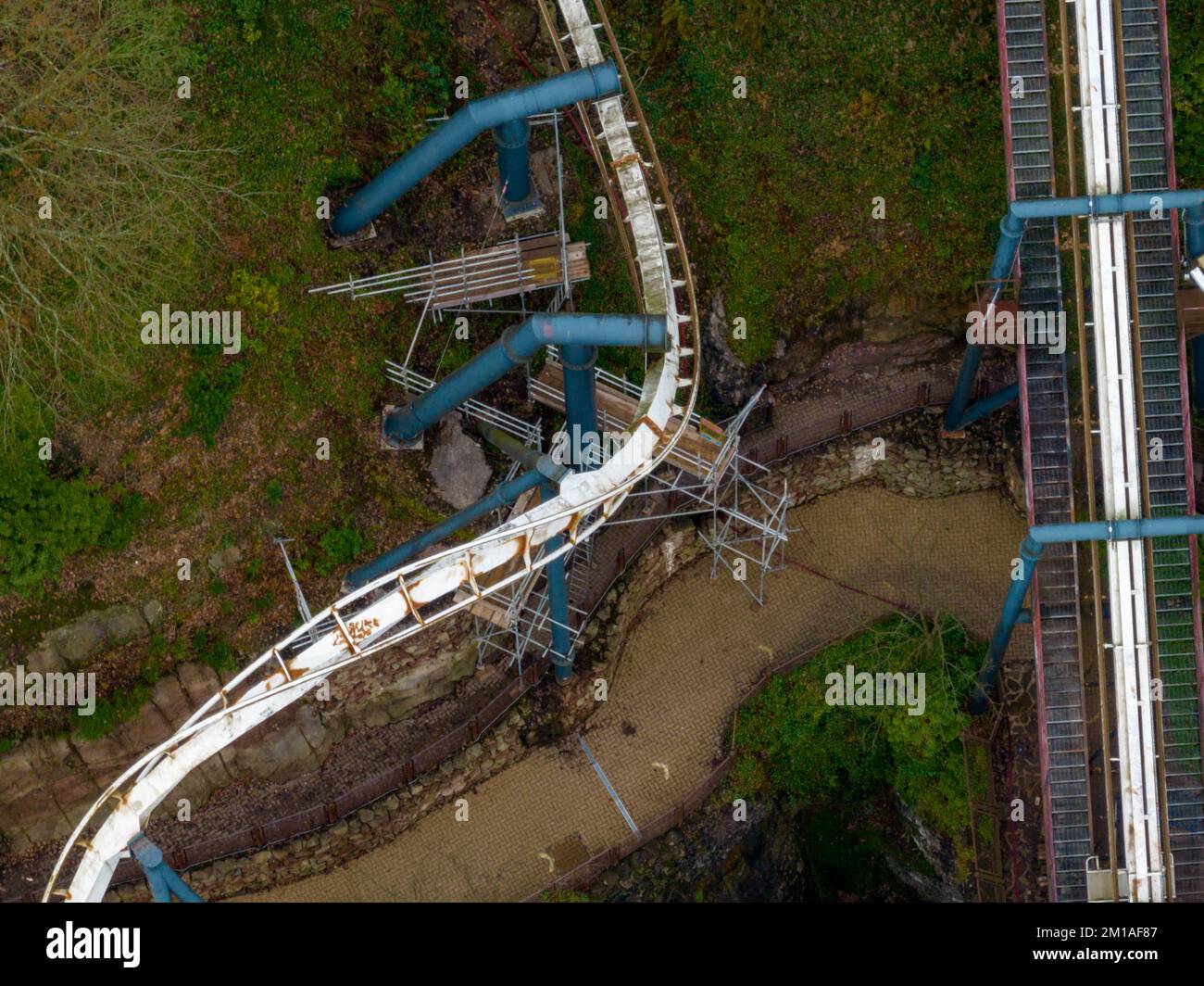 Drone aereo da The Air riprese di Nemesis Rollercoaster a Alton Towers in fase di rimozione 2022 , l'ultima sezione di traccia può essere visto rimosso Foto Stock