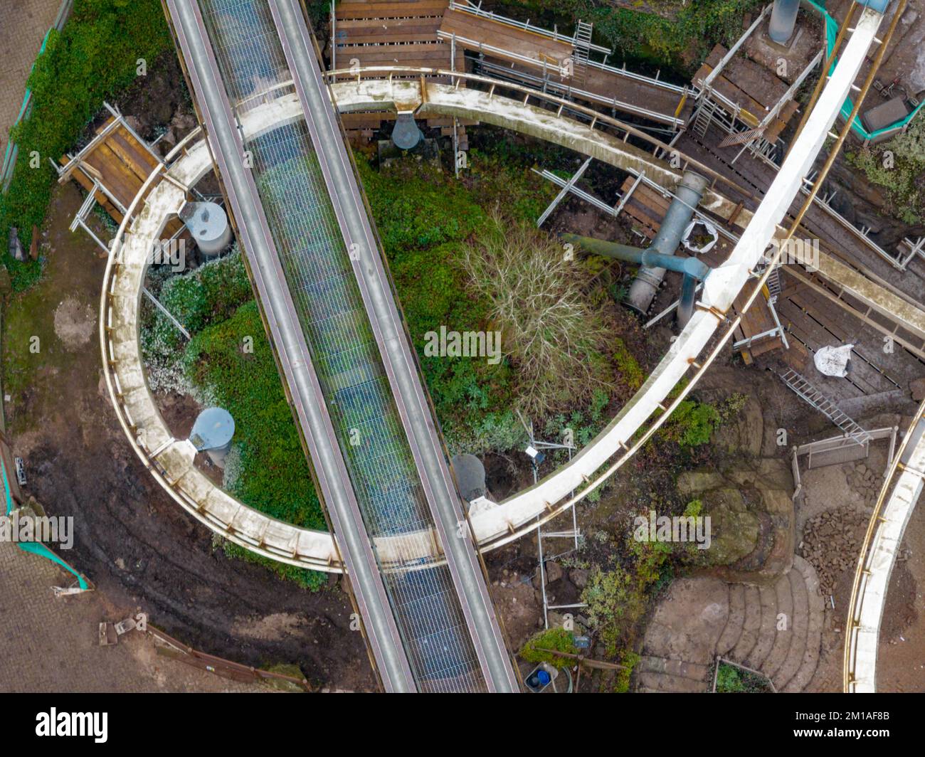 Drone aereo da The Air riprese di Nemesis Rollercoaster a Alton Towers in fase di rimozione 2022 , l'ultima sezione di traccia può essere visto rimosso Foto Stock