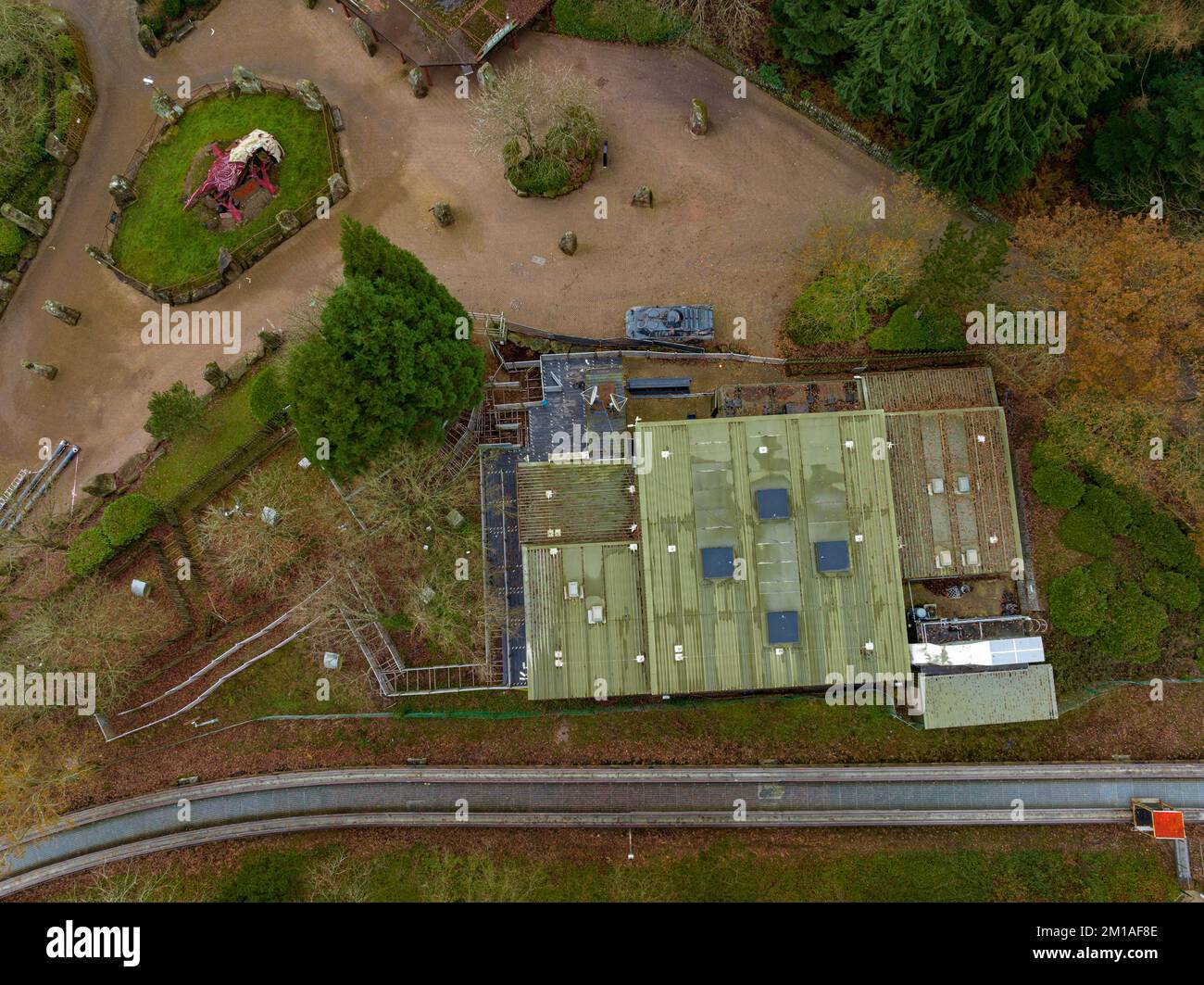 Drone aereo da The Air riprese di Nemesis Rollercoaster a Alton Towers in fase di rimozione 2022 , l'ultima sezione di traccia può essere visto rimosso Foto Stock