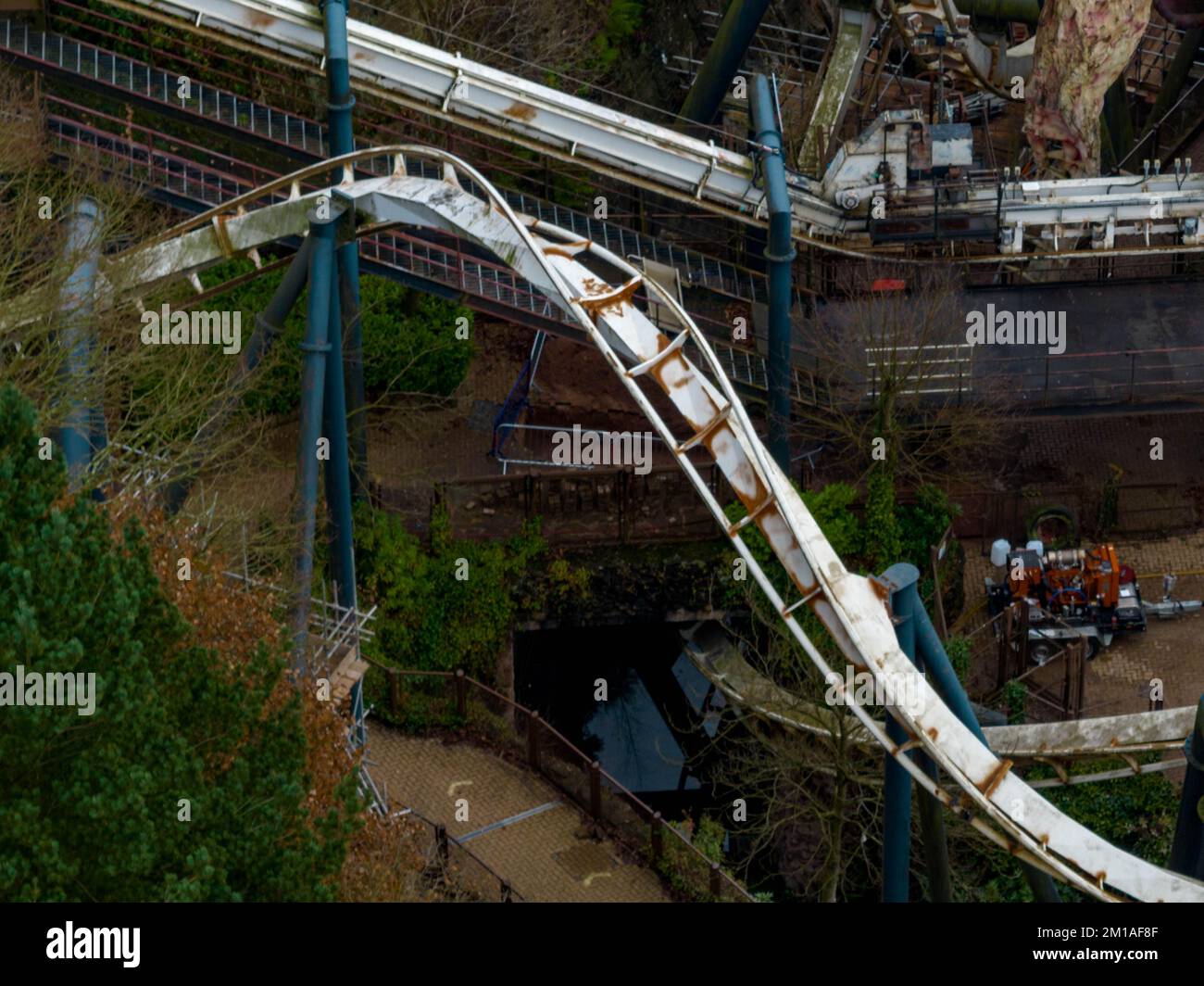 Drone aereo da The Air riprese di Nemesis Rollercoaster a Alton Towers in fase di rimozione 2022 , l'ultima sezione di traccia può essere visto rimosso Foto Stock