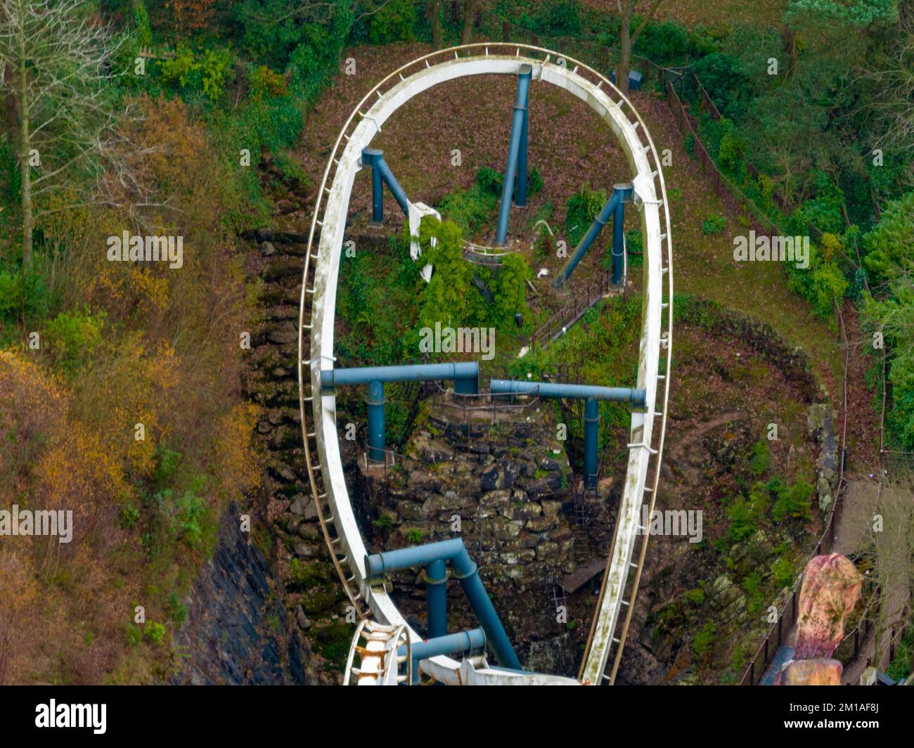 Drone aereo da The Air riprese di Nemesis Rollercoaster a Alton Towers in fase di rimozione 2022 , l'ultima sezione di traccia può essere visto rimosso Foto Stock