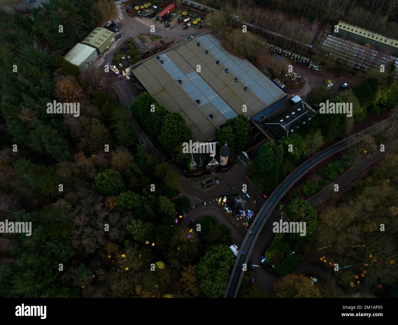 Drone aereo da The Air riprese di Nemesis Rollercoaster a Alton Towers in fase di rimozione 2022 , l'ultima sezione di traccia può essere visto rimosso Foto Stock