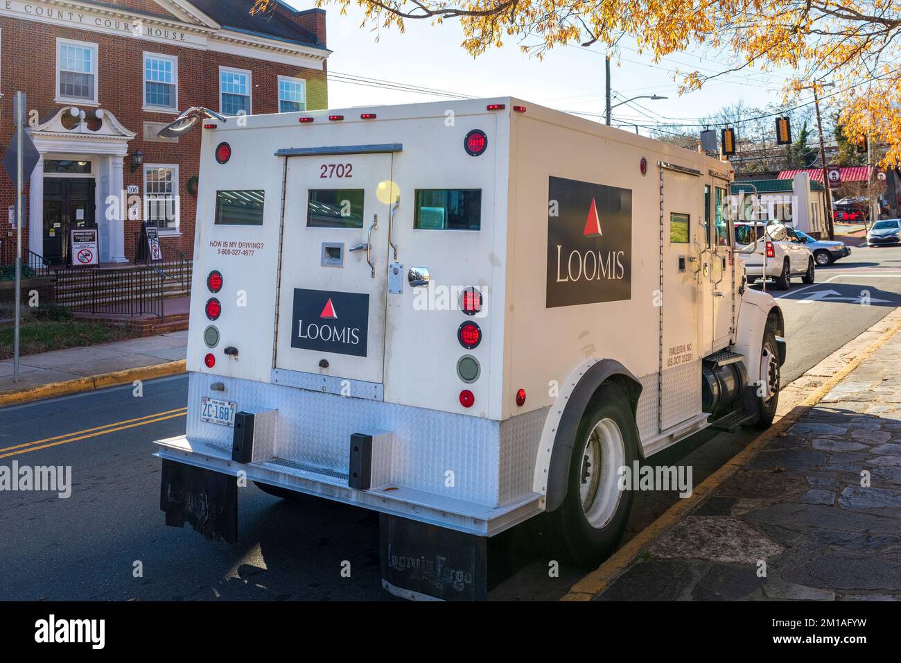 HILLSBOROUGH, NC, USA-29 NOV 2022: Camion Loomis parcheggiato su strada. Foto Stock