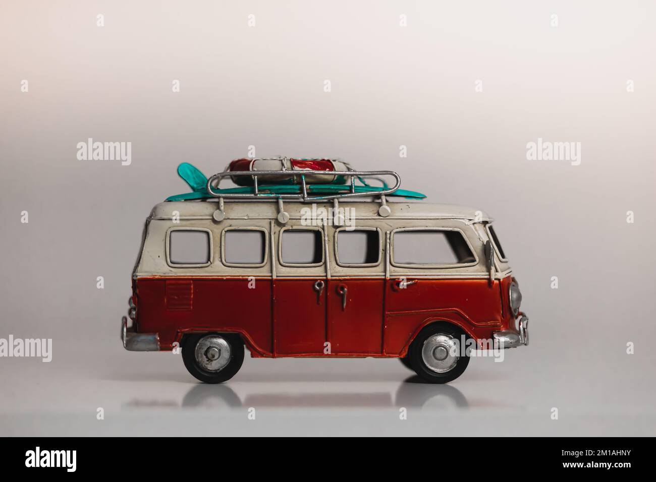 Rosso e bianco retro giocattolo modello giocattolo isolato su bianco. Tervuren - Novembre 30 2022 Foto Stock