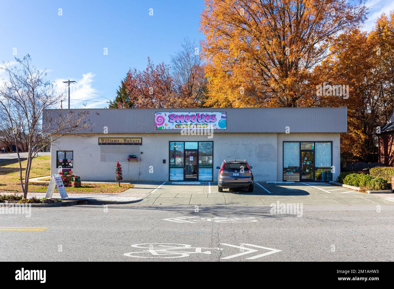 1 DEC 2022-WAKE FOREST, NC, USA: Negozio di dolciumi, edificio e parcheggio. Giorno autunnale soleggiato. Foto Stock