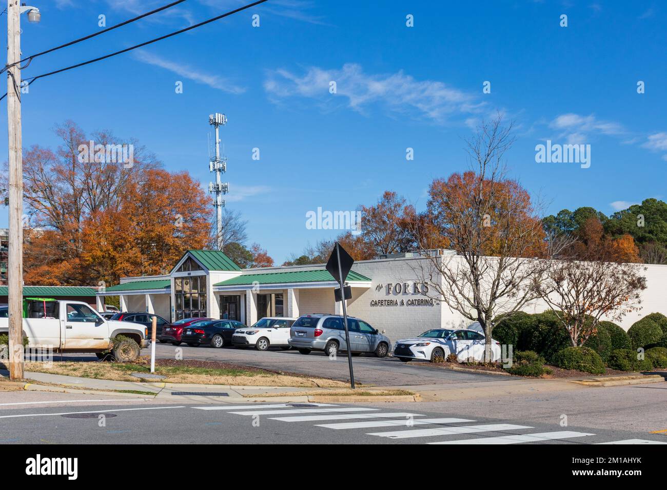 1 dic 2022-WAKE FOREST, NC, USA: The Forks Cafeteria & Catering, edificio e parcheggio al sole, giorno d'autunno. Foto Stock