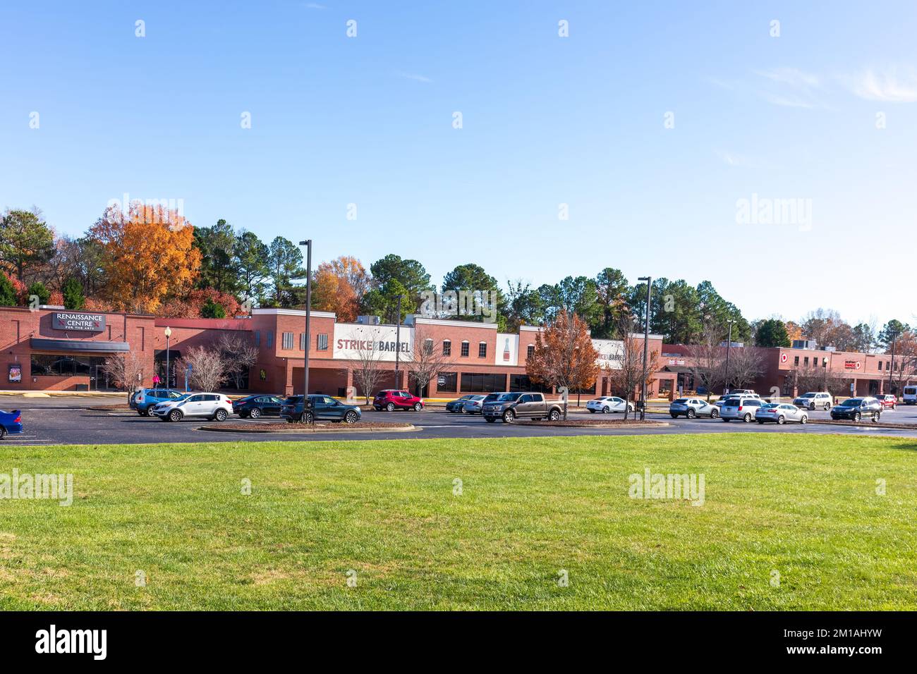 1 DEC 2022-WAKE FOREST, NC, USA: Centro commerciale vicino al centro città che include il Renaissance Centre for the Arts, Strike and Barrel, Page Books e The De Foto Stock