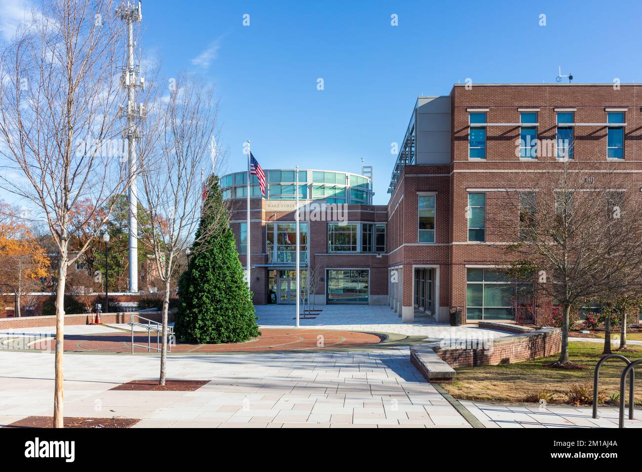 1 DEC 2022-WAKE FOREST, NC, USA: Wake Forest Town Hall, plaza e pali della bandiera, in un giorno di sole autunno. Foto Stock