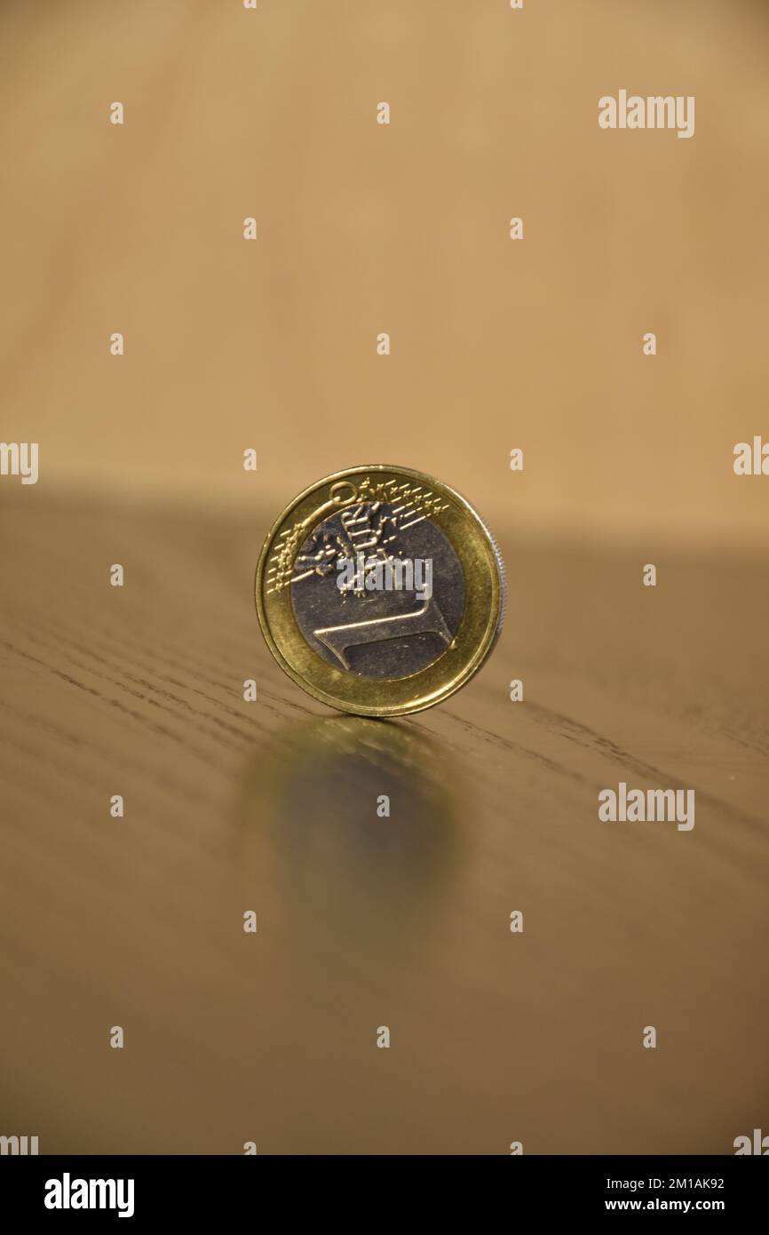 moneta da 1 euro al suo fianco Foto Stock
