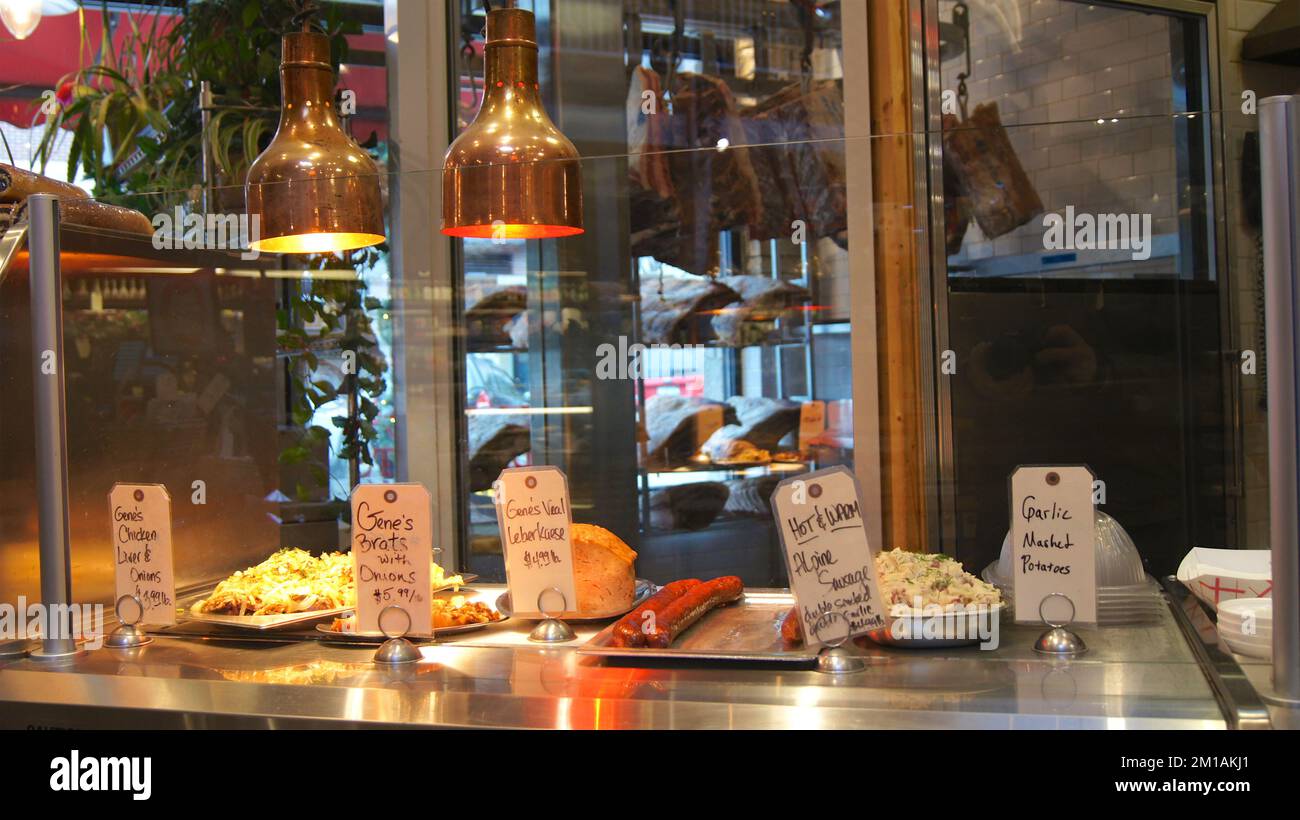 CHICAGO, ILLINOIS, STATI UNITI - DEC 15, 2015: Vetrina di un macellaio in un sobborgo di Chicago con molti immigrati tedeschi Foto Stock