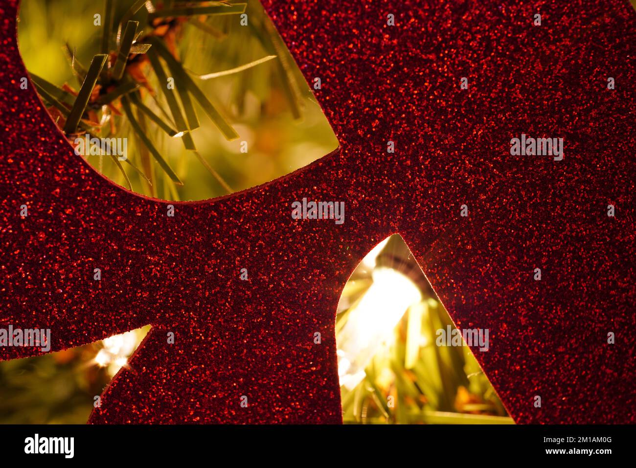Le decorazioni e gli ornamenti dell'albero di Natale si chiudono in macro mostrando la bellezza dell'albero di Natale ed è ornamenti rossi di festa di contrasto Foto Stock