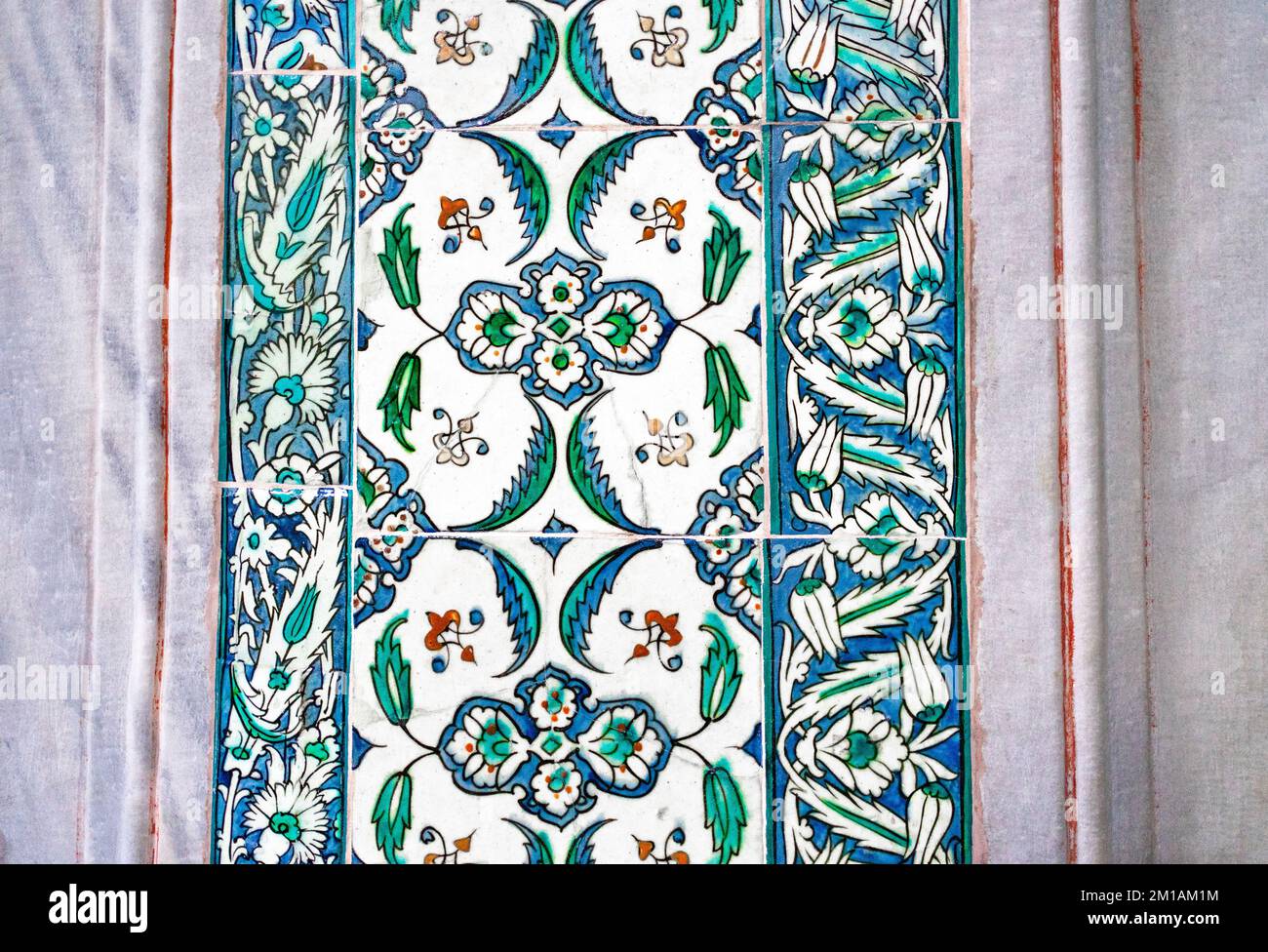 Piastrelle ottomane fatte a mano su una parete di marmo del Palazzo Topkapi a Istanbul, Turchia. Foto Stock