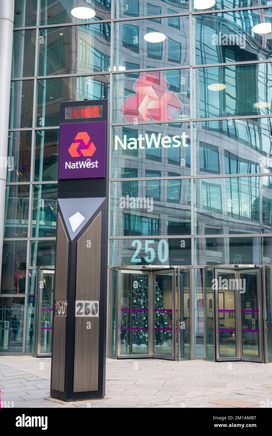 NatWest bank, 250 Bishopsgate, Londra, Regno Unito. National Westminster Bank, ingresso della sede centrale di Londra con logo e numero di indirizzo Foto Stock