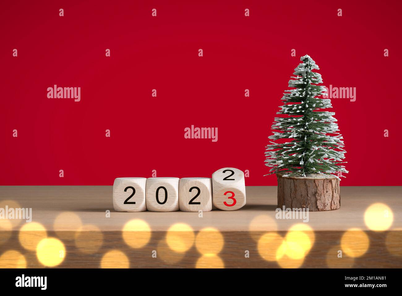 2023 Capodanno e Natale concetto su sfondo rosso. Foto Stock