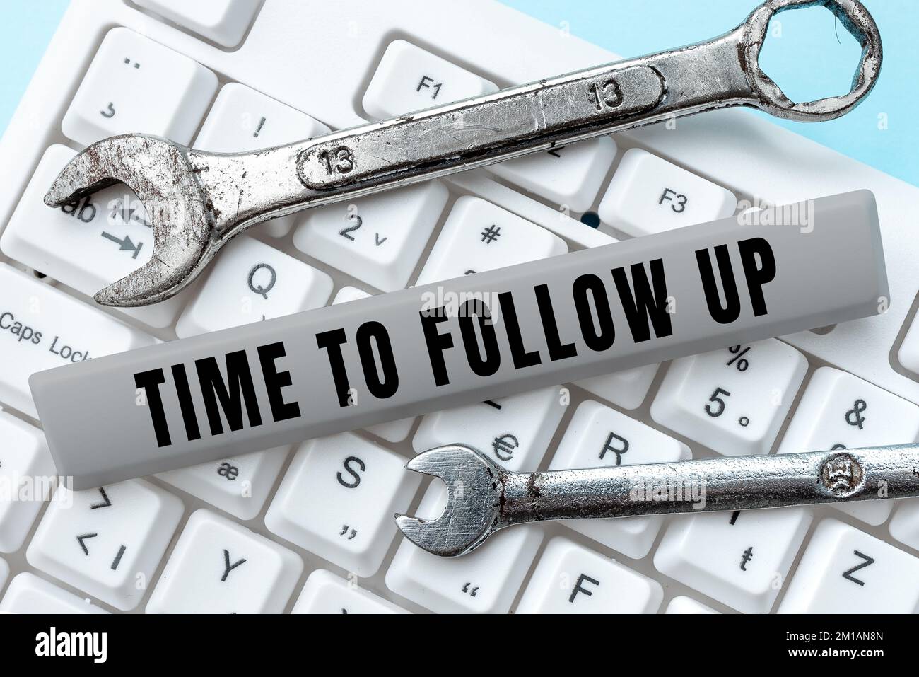 Cartello di testo che mostra il tempo di follow-up. Concetto significato richiesta dell'attività precedente o continuazione delle informazioni Foto Stock