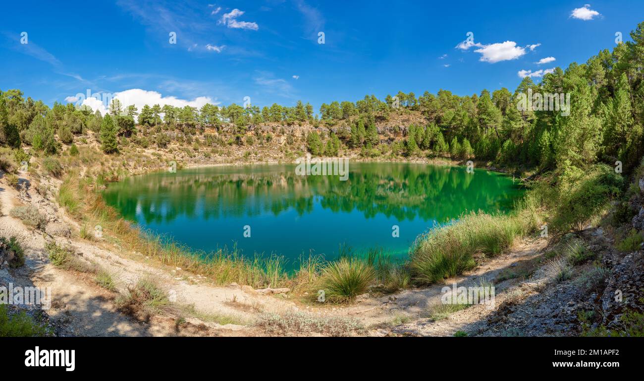 Vista panoramica di un lago circolare nella roccia carsica. Laguna de la Gitana, Cuenca, Spagna Foto Stock