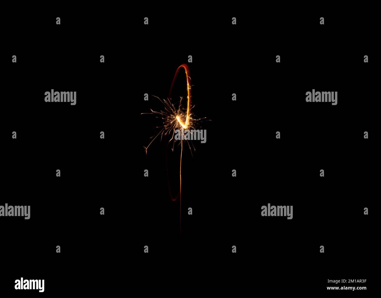 Una piccola scintilla su sfondo nero. Illuminazione di luci festive Foto Stock
