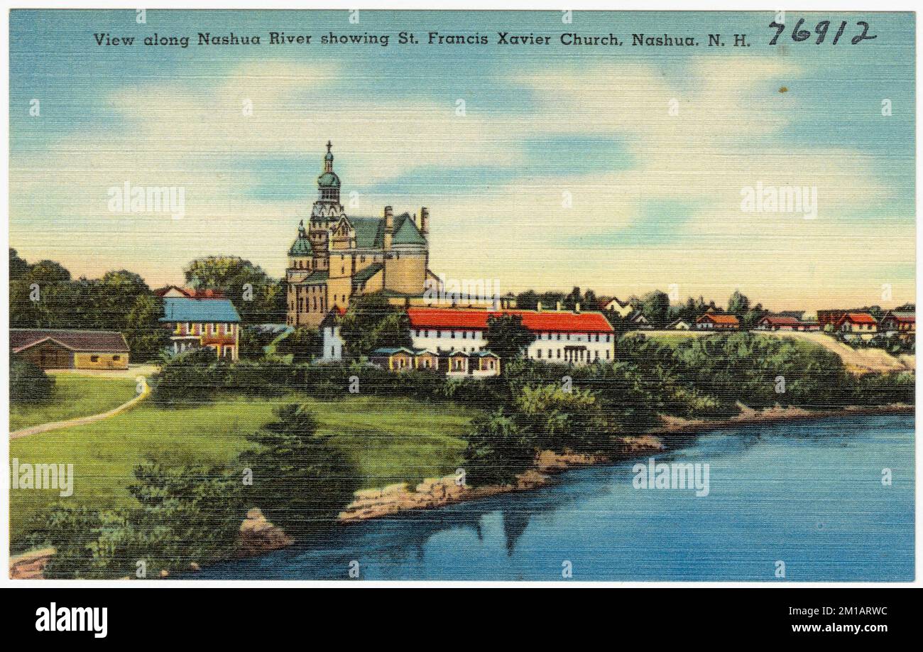 Vista lungo il fiume Nashua che mostra la St. Chiesa di Francesco Saverio, Nashua, N.H. , Chiese, Tichnor Brothers Collection, cartoline degli Stati Uniti Foto Stock