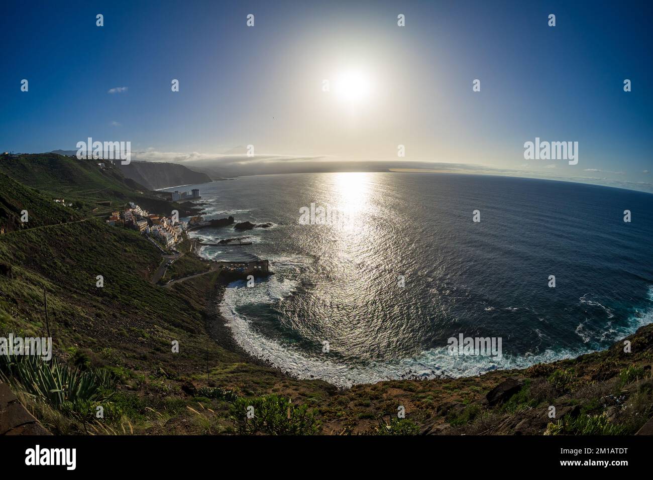 Vista sulla costa atlantica e sul villaggio di El Pris. Vista dalla terrazza panoramica - Mirador del Pris. Tenerife. Isole Canarie. Spagna. Foto Stock