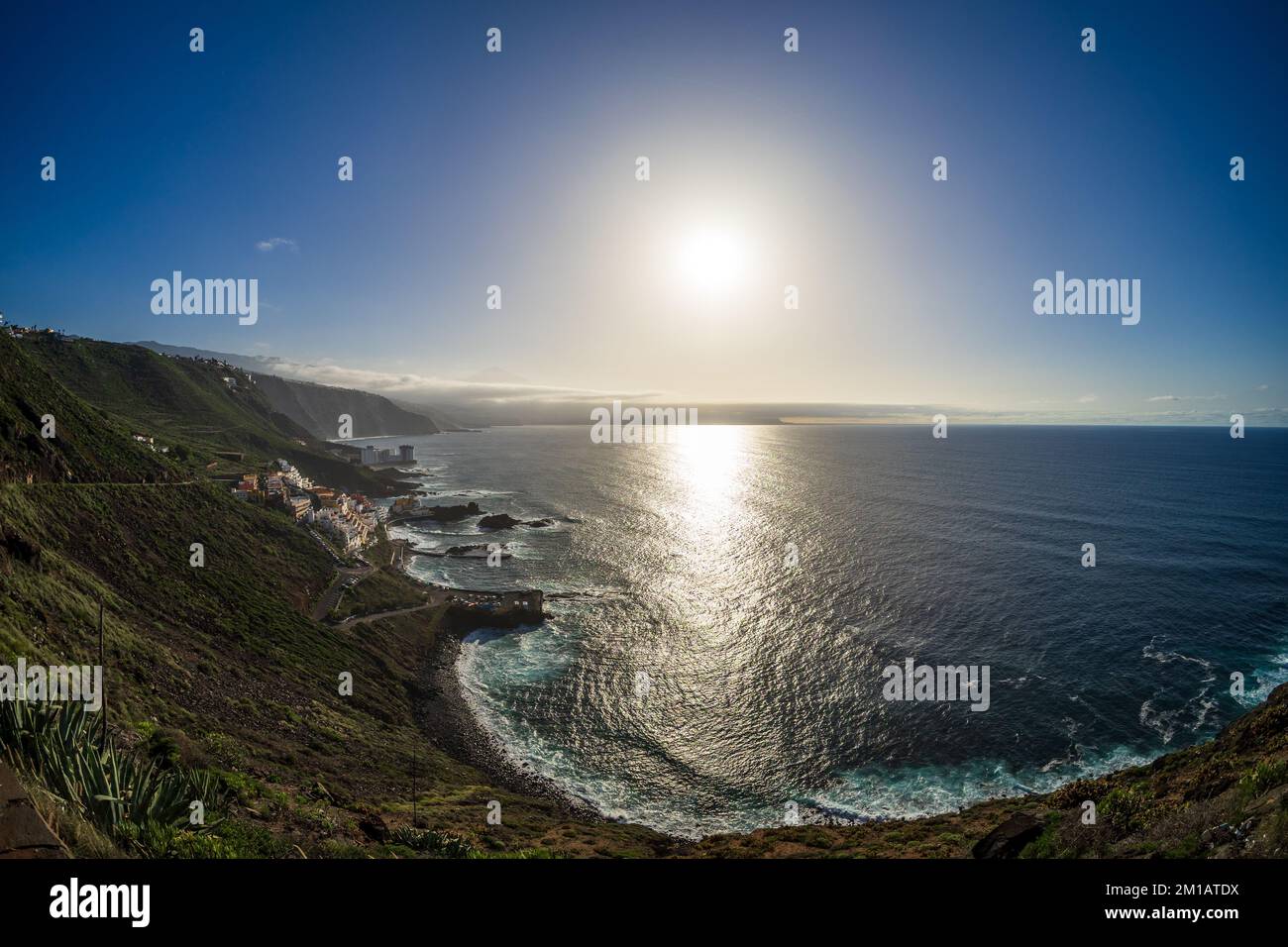 Vista sulla costa atlantica e sul villaggio di El Pris. Vista dalla terrazza panoramica - Mirador del Pris. Tenerife. Isole Canarie. Spagna. Foto Stock