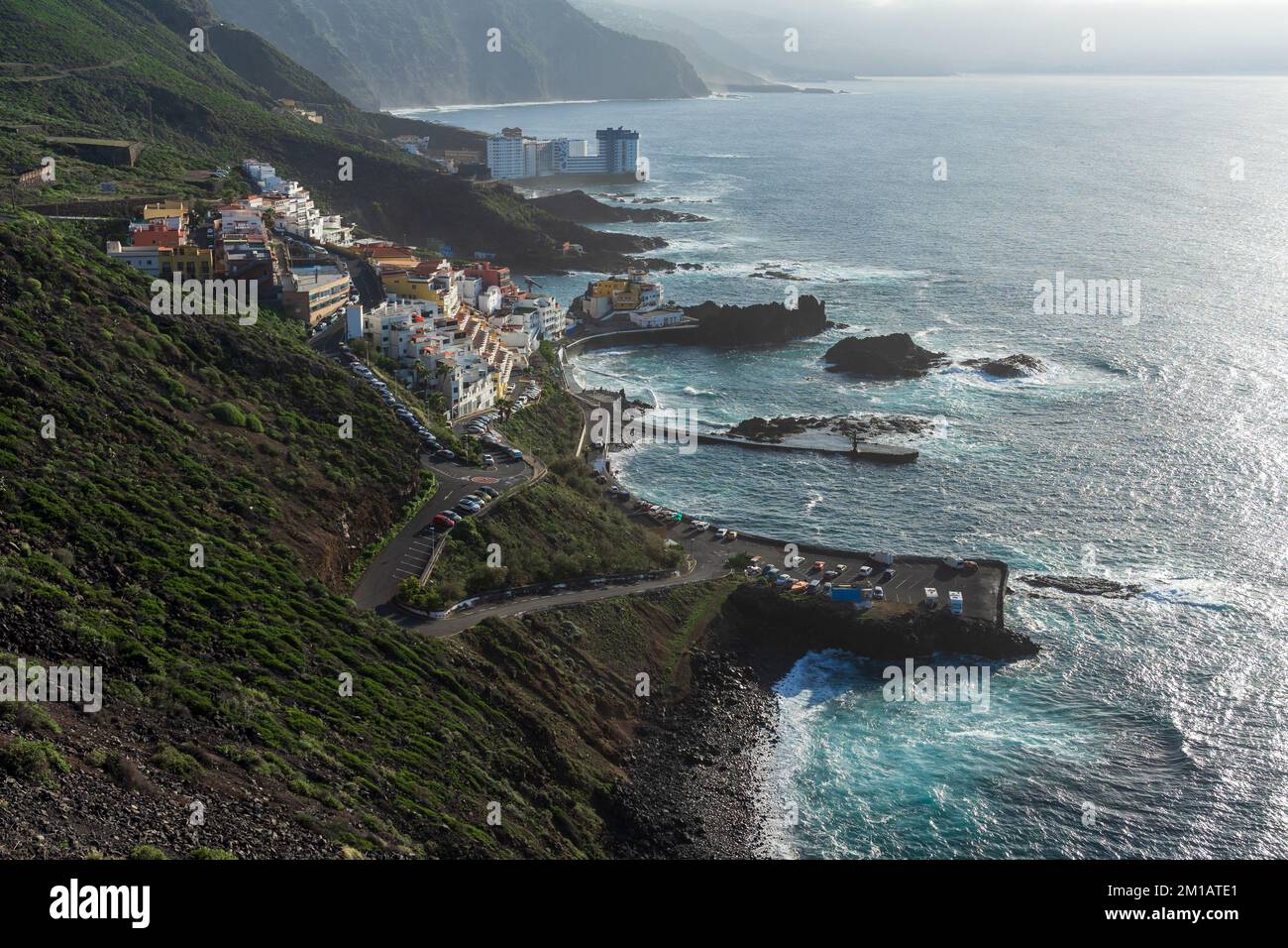 Vista sulla costa atlantica e sul villaggio di El Pris. Vista dalla terrazza panoramica - Mirador del Pris. Tenerife. Isole Canarie. Spagna. Foto Stock