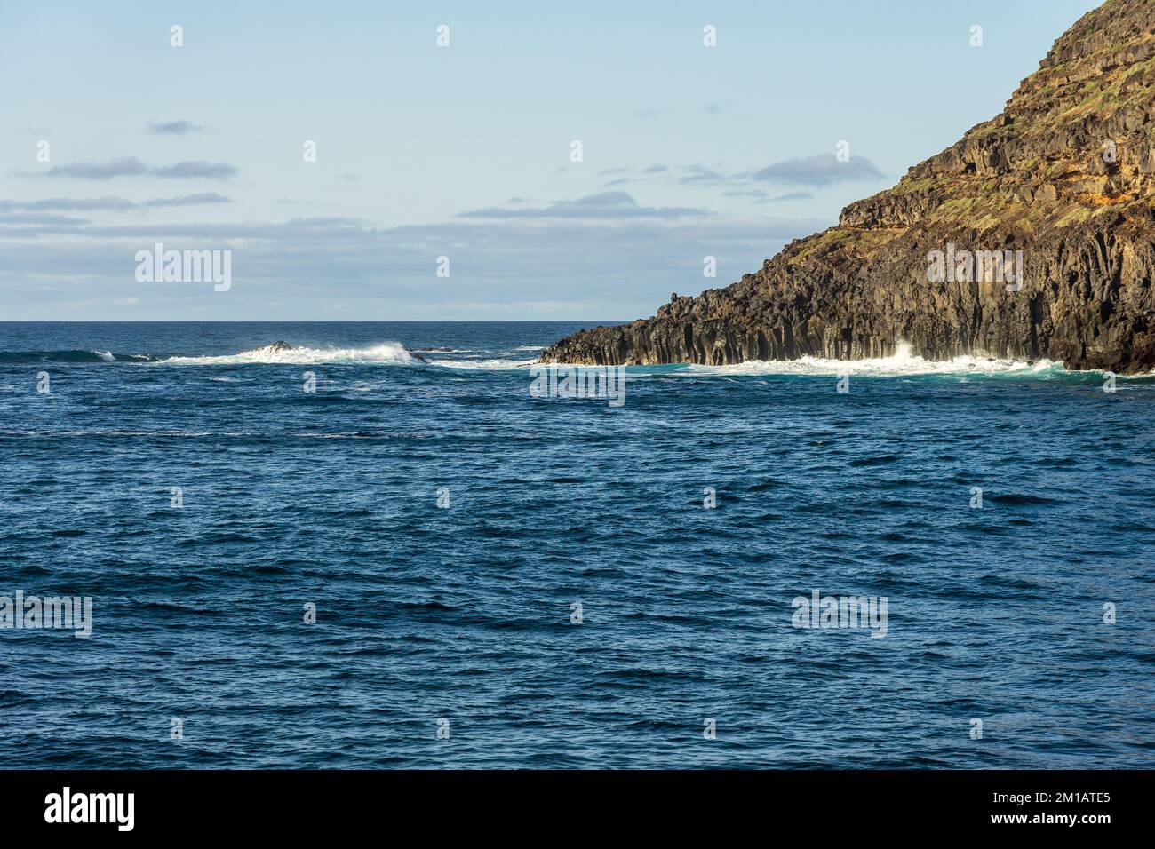 Mare della costa settentrionale dell'Oceano Atlantico vicino al villaggio di El Pris. Tenerife. Isole Canarie. Spagna. Foto Stock