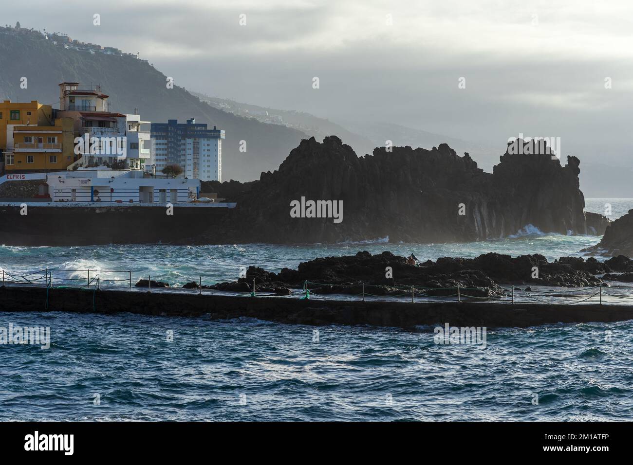 Costa nord atlantica vicino al villaggio di El Pris. Tenerife. Isole Canarie. Spagna. Foto Stock