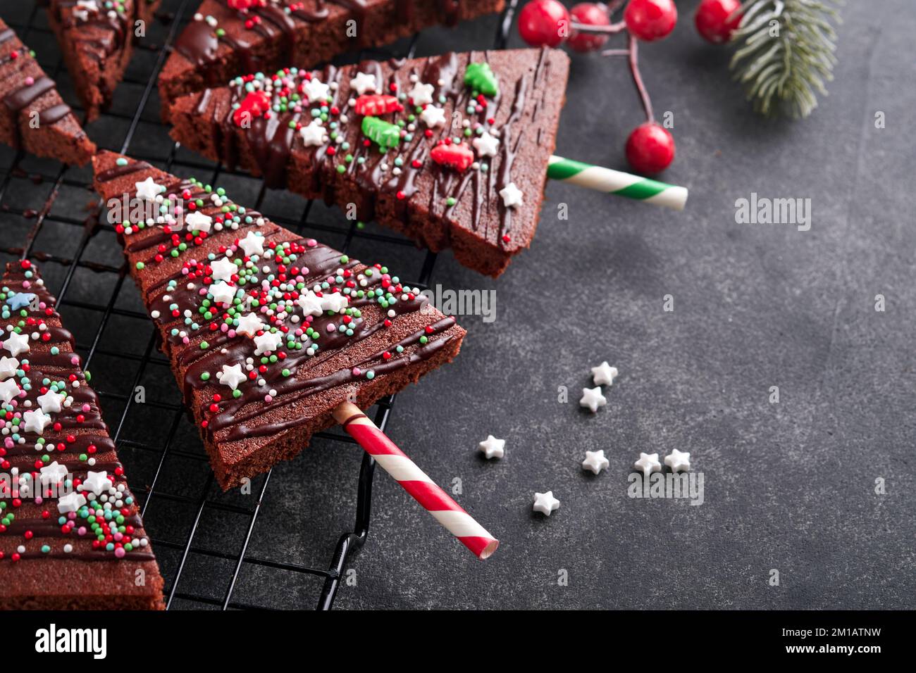 Brownie al cioccolato albero di Natale con glassa al cioccolato e spolverate festive sulla tavola di pietra. Natale cibo idee dolce fatto in casa Natale vacanze pa Foto Stock
