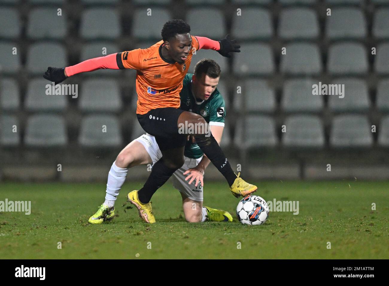 Il Bafode Dansoko di Deinze e il Kolbeinn Thordarson di Lommel combattono per la palla durante una partita di calcio tra Lommel SK e KMSK Deinze, domenica 11 dicembre 2022 a Deinze, il 17° giorno della 1B° seconda divisione del campionato belga della 'Challenger Pro League' 2022-2023. FOTO DI BELGA JOHAN EYCKENS Foto Stock