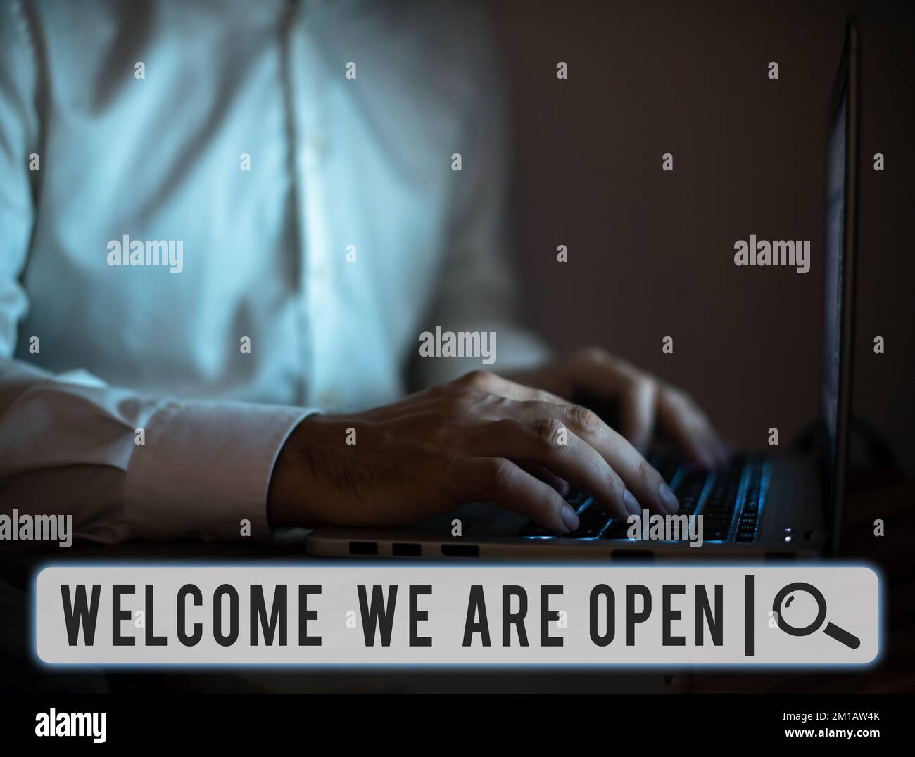 Cartello che mostra Benvenuto Siamo aperti. Internet concetto saluto fare parte di un gruppo di lavoro nuove persone Foto Stock
