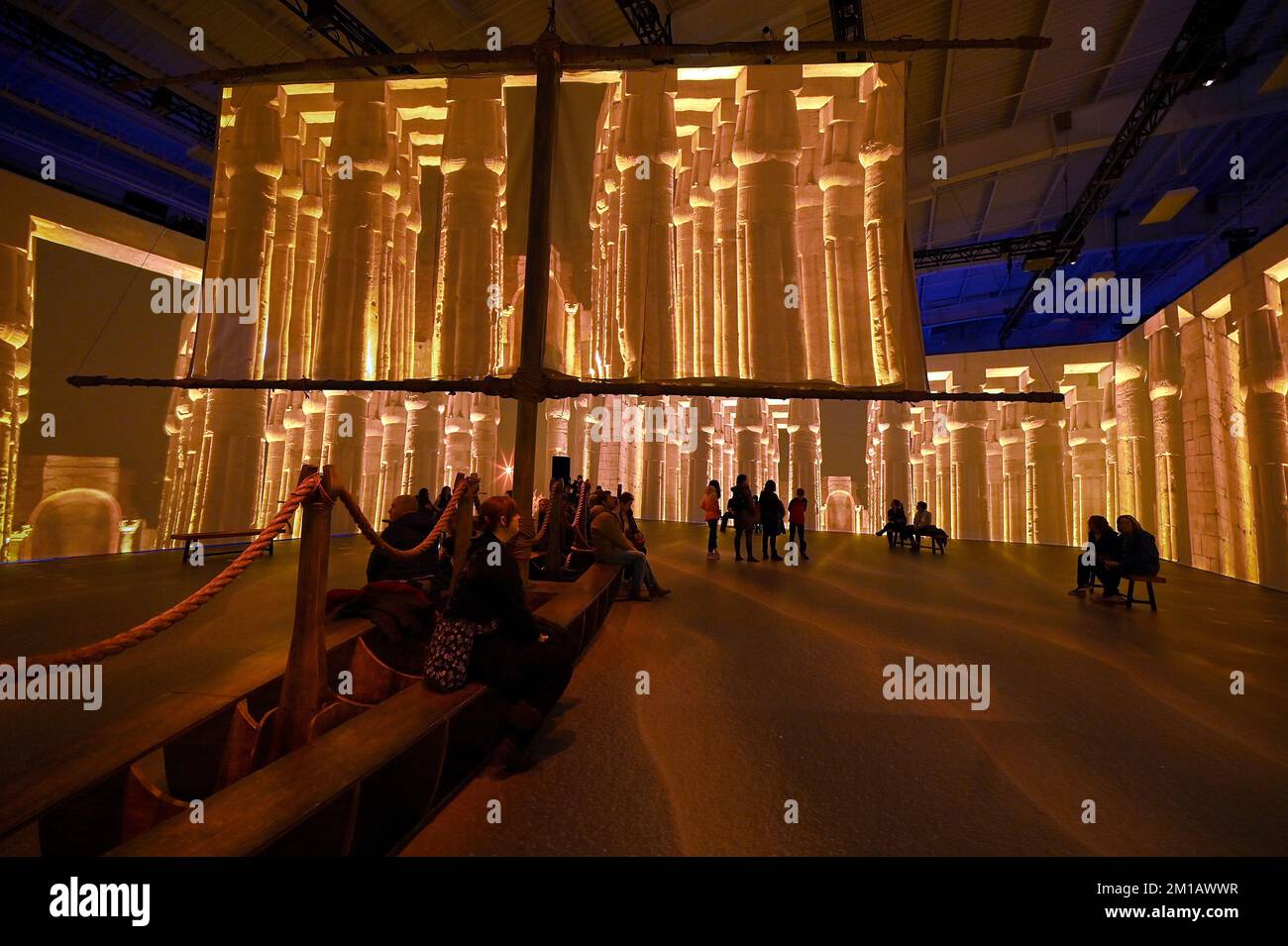 New York, Stati Uniti. 11th Dec, 2022. I visitatori si siedono in una grande sala dove viene presentata una proiezione multimediale sulla scoperta e la vita del faraone egiziano Tutankhamen al National Geographic Beyond King Tut Immersive Experience, New York, 11 dicembre 2022. Comunemente chiamato Re Tut, la tomba del faraone fu scoperta nel 1922 da Howard carter, 100 anni fa, il 3rd novembre. (Foto di Anthony Behar/Sipa USA) Credit: Sipa USA/Alamy Live News Foto Stock