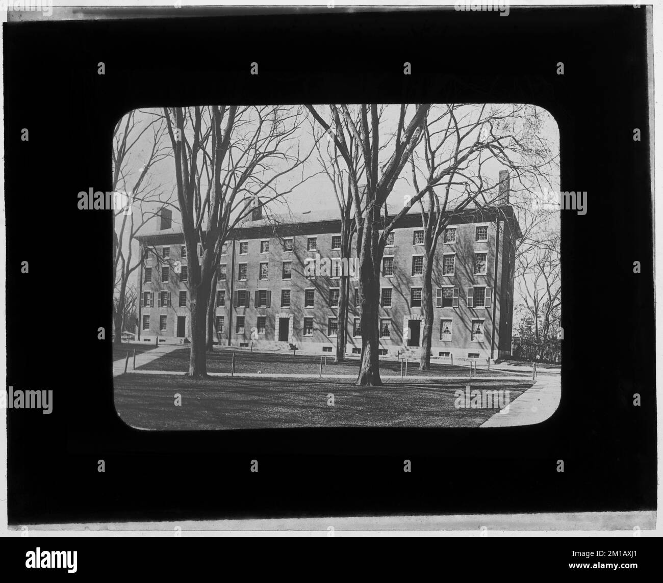 Vista dell'edificio che confina con un parco, edifici, parchi. Collezione Nicholas Catsimpoolas Foto Stock