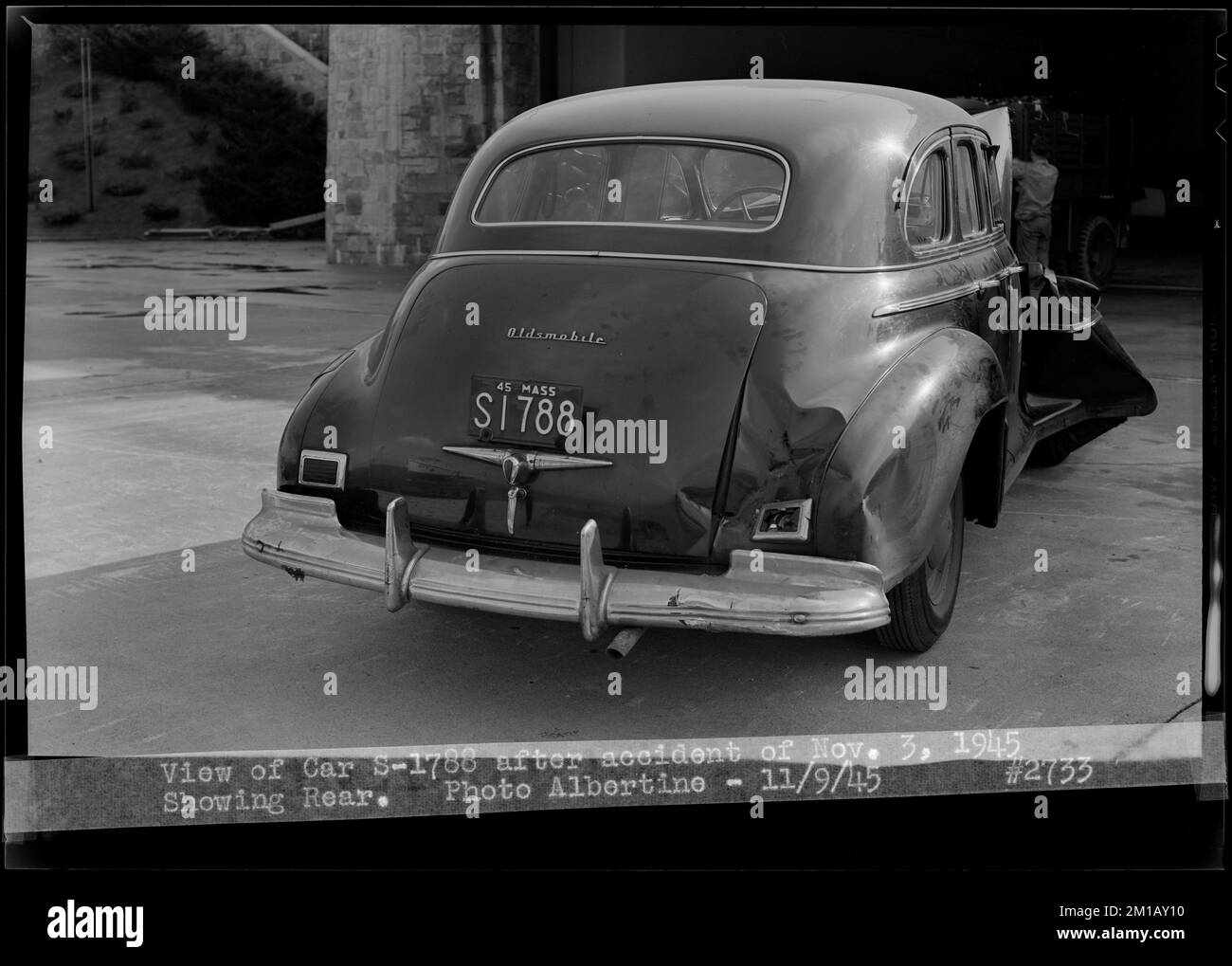 Vista della vettura S-1788 dopo l'incidente del 3 novembre 1945, che mostra la parte posteriore, Quabbin Administration Complex, Belchertown, Massa, 9 novembre 1945 , opere d'acqua, serbatoi strutture di distribuzione dell'acqua, automobili, danni da collisione Foto Stock
